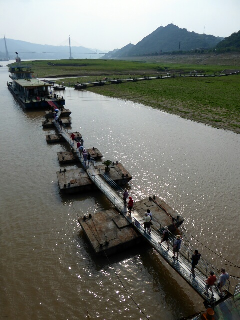 The wharves float to allow changing water depth