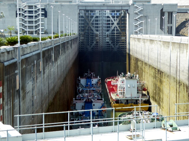 We will need to enter the locks to rise 80 meters to the top of the Dam