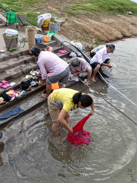 Shibaozhai women wash in the Yangtze