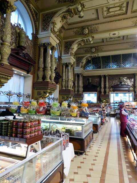 Opulent Moscow supermarket, open 24/7 too