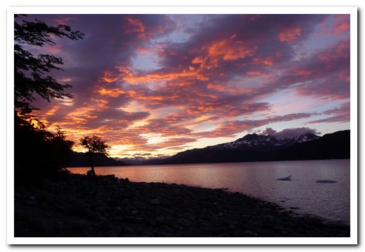 Sunrise over Lago Grey